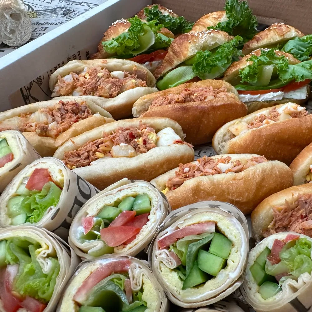 Bandeja de sándwiches